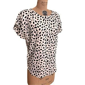 Vintage 1980’s Box Office black and white rayon blend short sleeved top size L